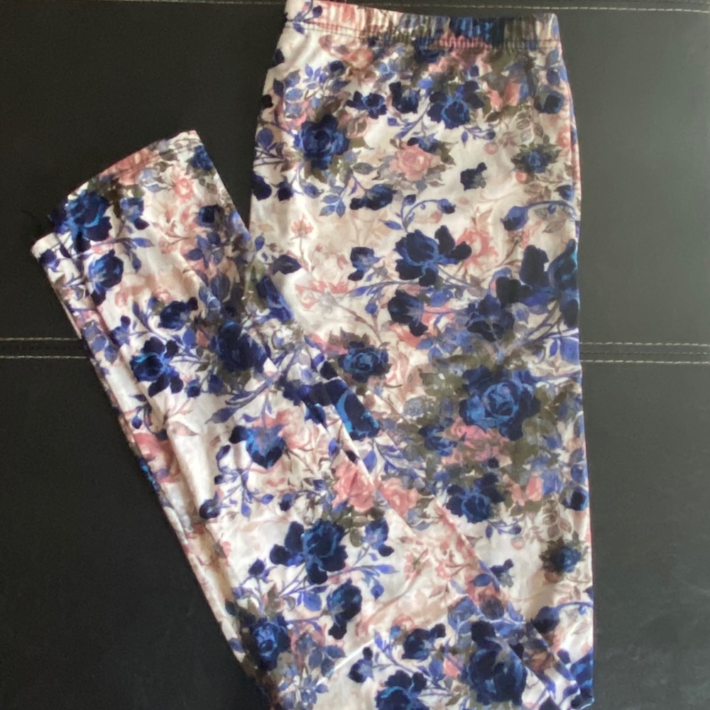 Blue floral leggings.